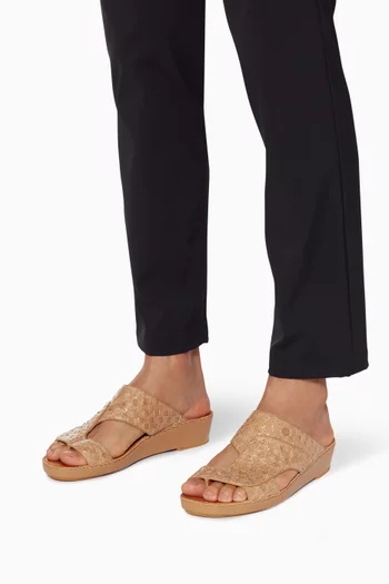 حذاء مفتوح من جلد الكارونغ بتصميم مجدول لون طبيعي