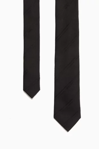 ربطة عنق بشعار الماركة ونقشة مخططة حرير جاكار