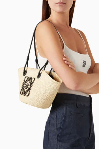 حقيبة صغيرة بتصميم سلة بشعار الماركة نخيل إيراكا