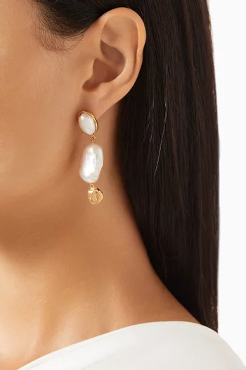 Dangling Pearl Earrings in 18kt Gold-plated Brass