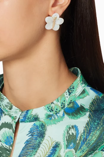 أقراط حرف أ ذهب أصفر بزهور من عرق اللؤلؤ