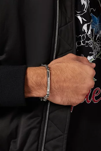 سوار بخرز معدني على شكل جمجمة