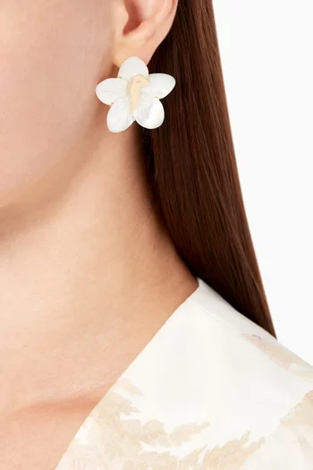 أقراط مرصعة بعرق اللؤلؤ بتصميم حرف م