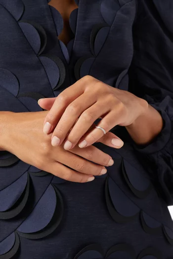 خاتم بتصميم علامة ما لا نهاية لمنتصف الإصبع مرصع بالماس ذهب أبيض عيار 18