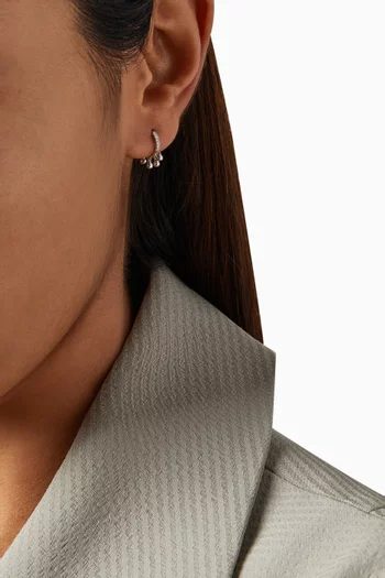 قرط هاجي بحلية متدلية مرصعة بالماس ذهب أبيض عيار 18