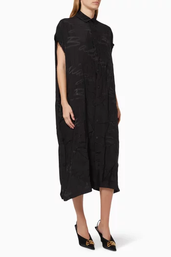 فستان من حرير التوت بشعار الماركة مكتوب باليد من الجاكار وحواف غير محاكة
