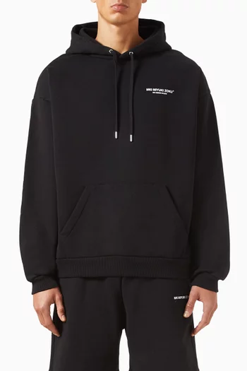 كنزة بغطاء رأس وشعار الماركة وعبارة Design Studio مزيج قطن