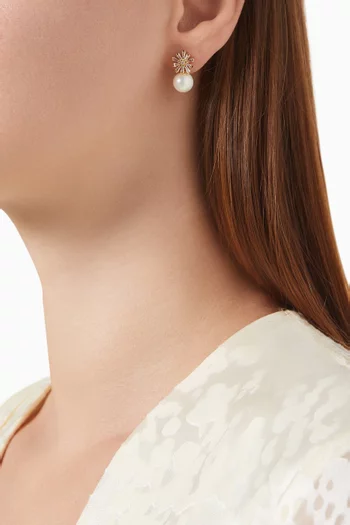 أقراط متدلية بتصميم زهرة مرصعة بلؤلؤ وأحجار زركونيا مكعبة نحاس مطلي بالذهب