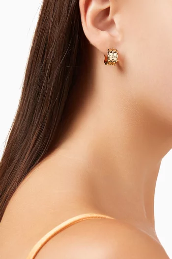 أقراط هاجي مبطّنة بشعار حرف C معدن