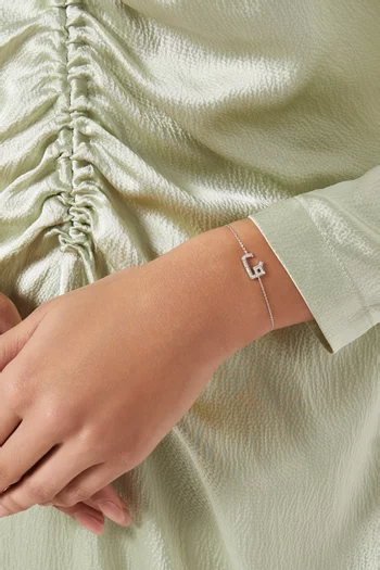 سوار مزين بحرف "ف" مرصع بالماس ذهب أبيض عيار 18