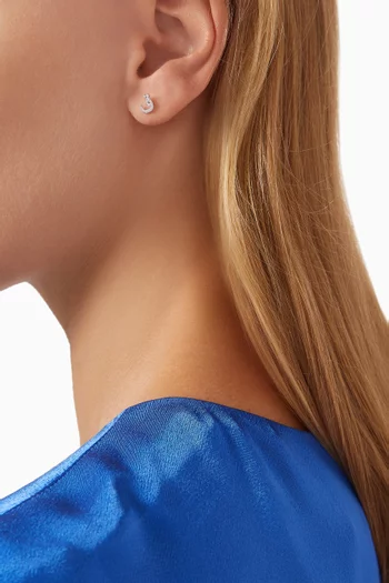 قرط منفرد بتصميم حرف عربي ق مرصع بالماس ذهب أبيض عيار 18