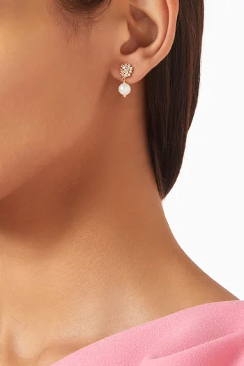 أقراط دائرية متدلية مرصعة بأحجار زركونيا ولؤلؤ فضة إسترلينية مطلية بلون ذهبي