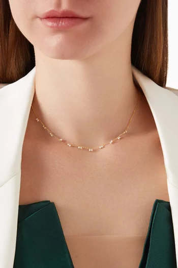 قلادة مرصعة بلؤلؤ صغير ومطلية بذهب