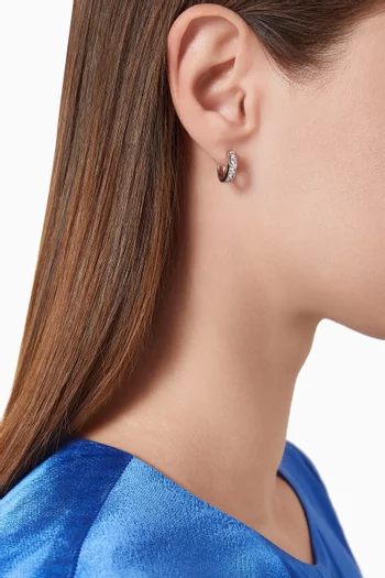 أقراط هاجي مرصعة بالماس في المنتصف ذهب أبيض عيار 18