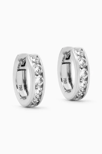 أقراط هاجي مرصعة بالماس في المنتصف ذهب أبيض عيار 18