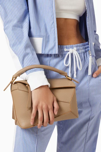 حقيبة بازل صغيرة جلد عجل ناعم بملمس بارز