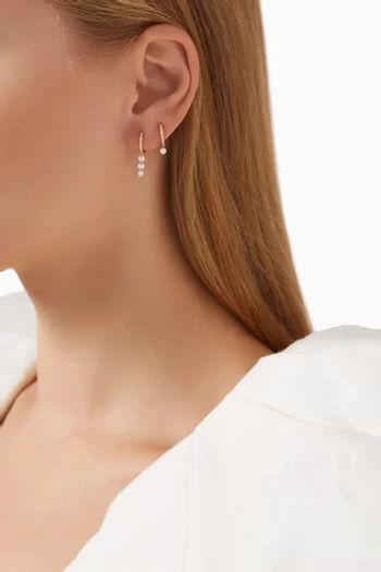 قرط متدلٍ بتصميم مستدير مرصع بماسات بافيه ذهب عيار 18