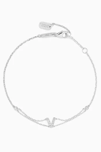 سوار بحلية حرف V مرصع بالماس ذهب أبيض عيار 18