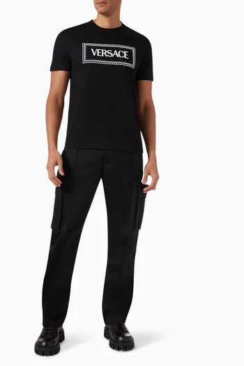 تي شيرت مطرز بشعار الماركة قطن