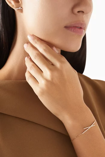 سوار بتصميم متقاطع مرصع بالماس ذهب وردي عيار 18