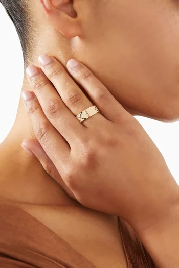 خاتم بنقشة شعار حرف T مطلي مينا