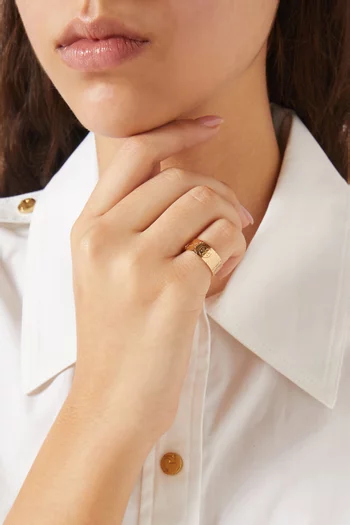 خاتم بنقشة شعار حرف T ستانلس ستيل مطلي ذهب عيار 18