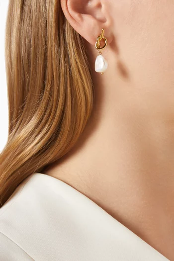 أقراط متدلية بتصميم عقدة مزينة باللؤلؤ ستانلس ستيل مطلي ذهب عيار 18