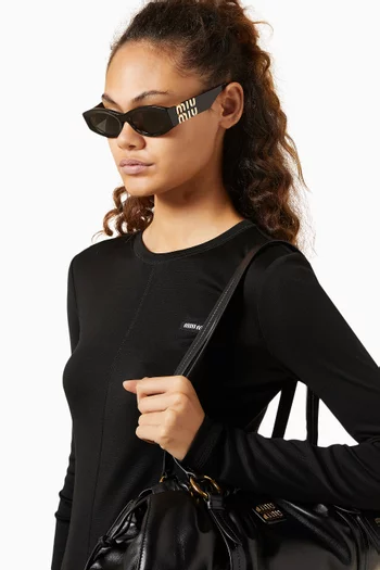 نظارة شمسية بإطار بيضاوي بشعار الماركة أسيتات