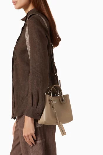 حقيبة يد بشعار الماركة