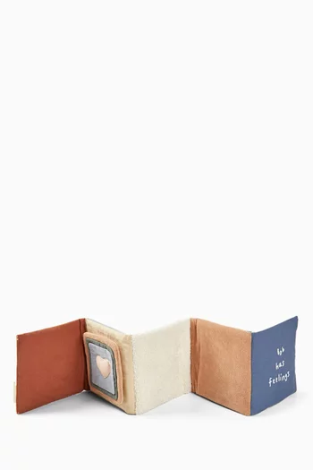 كتاب قماش بتصميم مشاعر بوب