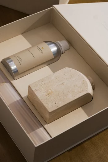 موزع عطر وايلد جاسمين بتصميم مربع من رخام الترافرتين، 500 ملل