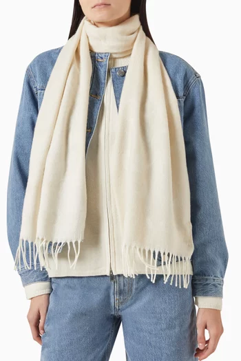 وشاح بشعار حرف C بتصميم مائل مزيج صوف وكشمير