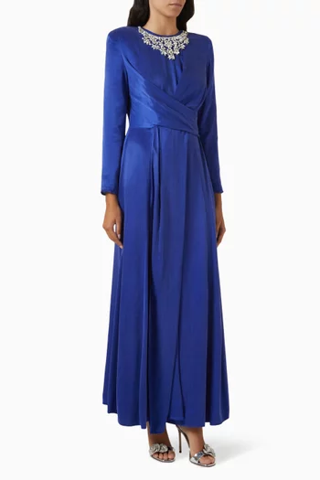 فستان بورتيا طويل بتطريزات على فتحة الرقبة ستان