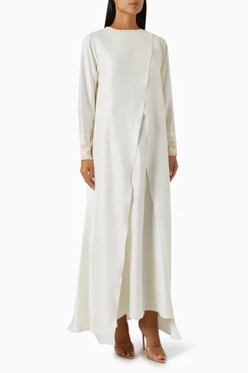 عباية بأجزاء متداخلة وتطريزات