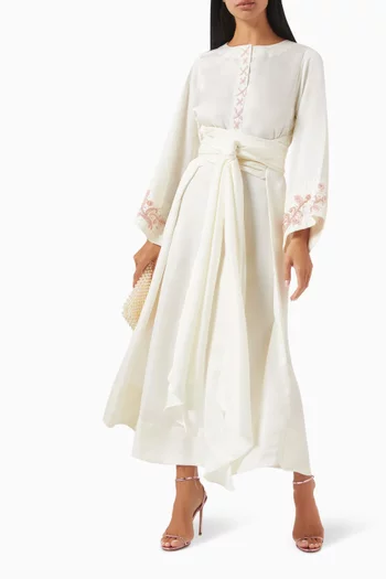 فستان طويل مطرز بخصر ملفوف