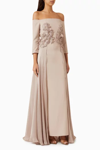 فستان طويل بأكتاف مكشوفة ونقشة زهور