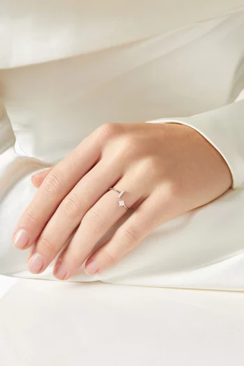 خاتم بحرف "I" مرصع بماس بتصميم برنسيس ذهب أبيض عيار 18