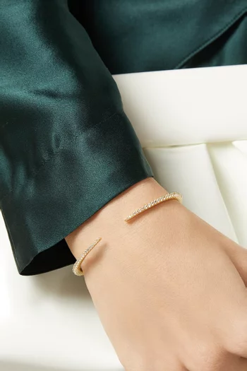 سوار بتصميم مدبب مرصع بأحجار زركونيا بافيه نحاس مطلي ذهب عيار 14