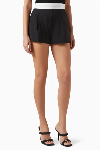 شورت بحزام خصر بشعار الماركة وطيات