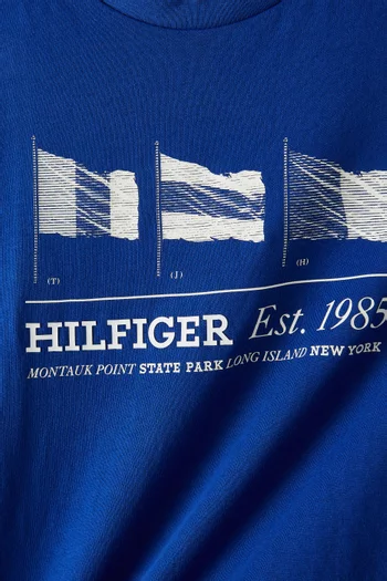 تي شيرت بطبعة شعار العلم وفتحة رقبة مستديرة قطن