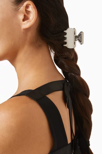 مشبك شعر بتصميم مثلث بشعار الماركة معدن