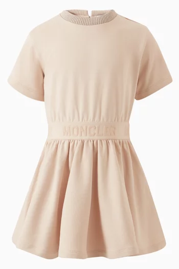 فستان بصدرية ضيقة وتنورة واسعة بشعار الماركة قطن