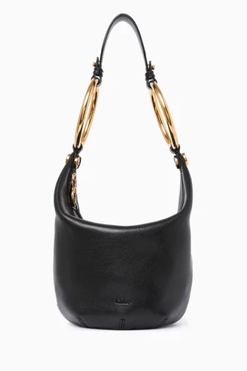 حقيبة صغيرة مزينة بسوار جلد بارز الملمس