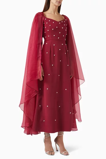 فستان طويل بأكمام كاب وتطريزات باللؤلؤ