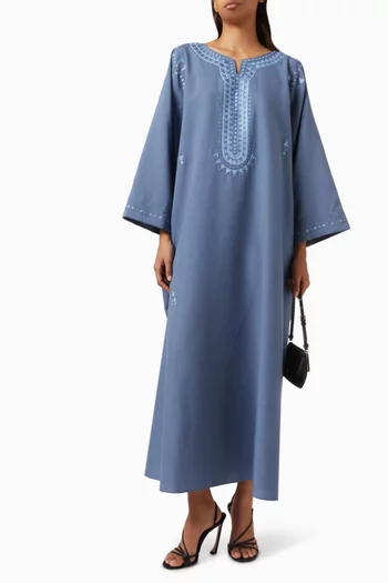 قفطان مزين بتطريزات