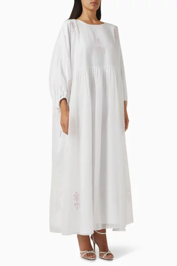 قفطان مزين بطيات وتطريزات