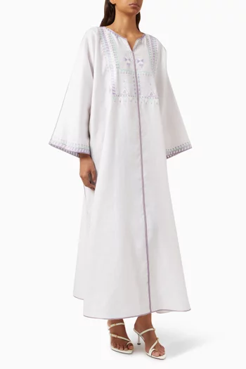 قفطان مزين بتطريزات