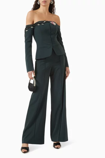 جاكيت بأكتاف مكشوفة وتطريزات بالكريستال على شكل زهرة توليب