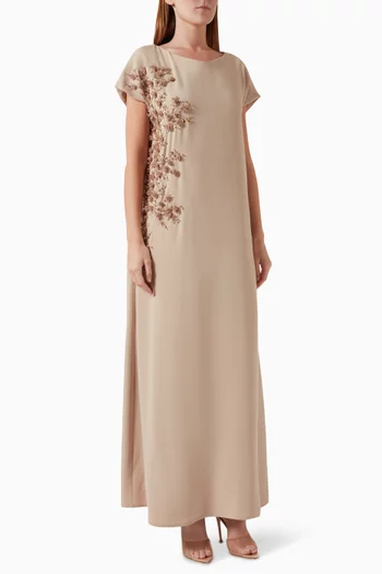 قفطان مزين بتطريزات زهور بارزة