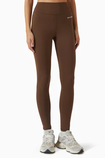 لغينغز بخصر مرتفع وشعار الماركة بخط سيريف